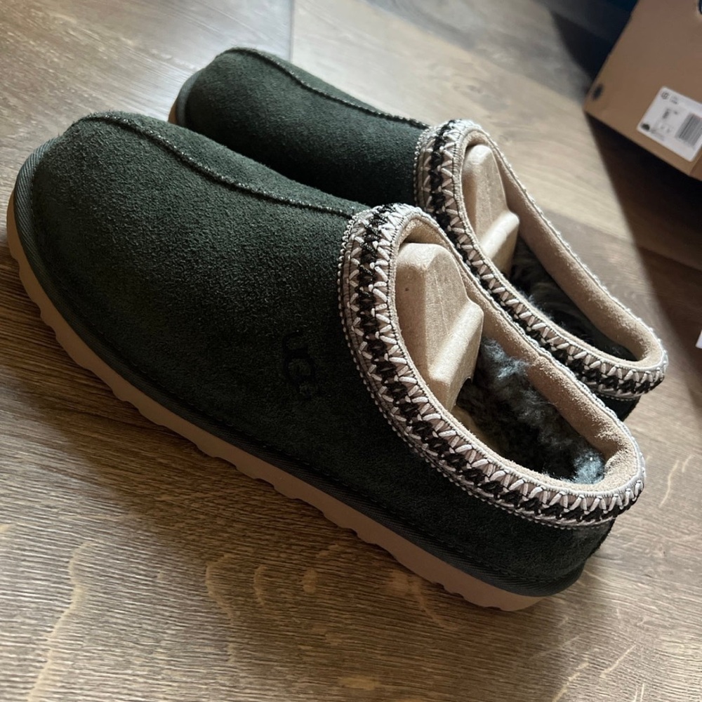 Ugg Tasman slipper, color Olive/Tan, size 8 (men’s) 10 (women’s)